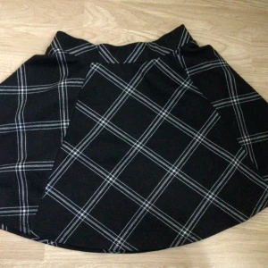 Svart rutig kjol - Svart rutig kjol från new yorker