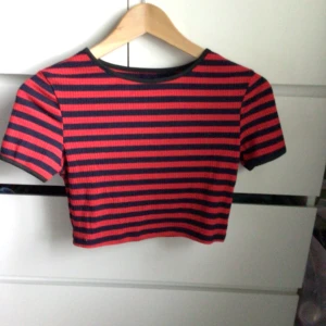 Randig croptopp - Röd och svartrandig croppad T-shirt