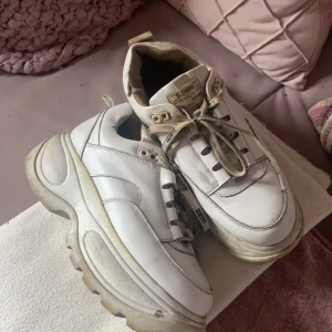 Sixtseven skor - Välanvända sneakers, inget fel på dom, går att tvätta dom så blir dom som nya. Där av priset