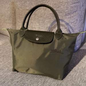 Small Le pliage tote bag Longchamp i nyskick!💚 Du får plats med det mesta och perfekt väska för att bara användas till vardags💚  Nypris: 1170kr  Mått: Brädd 23cm, Höjd 22cm, Djup 14cm 