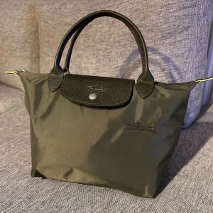 Longchampväska  - Small Le pliage tote bag Longchamp i nyskick!💚 Du får plats med det mesta och perfekt väska för att bara användas till vardags💚  Nypris: 1170kr  Mått: Brädd 23cm, Höjd 22cm, Djup 14cm 