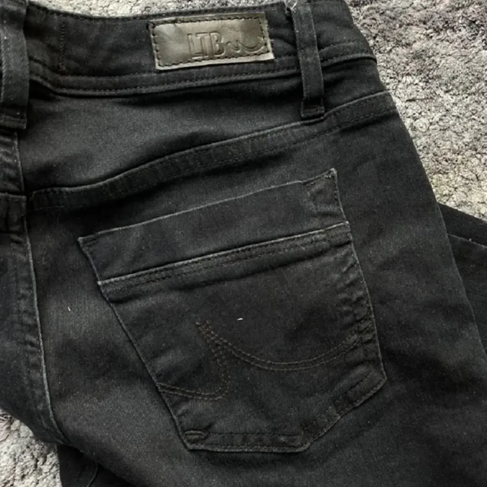 Säljer svarta ltb jeans som är slutsålda överallt! Eftersom att de inte var min storlek💕. Jeans & Byxor.