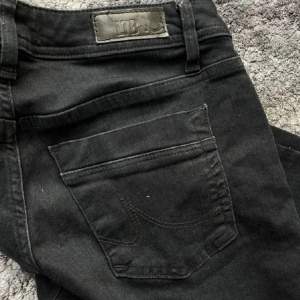 Säljer svarta ltb jeans som är slutsålda överallt! Eftersom att de inte var min storlek💕
