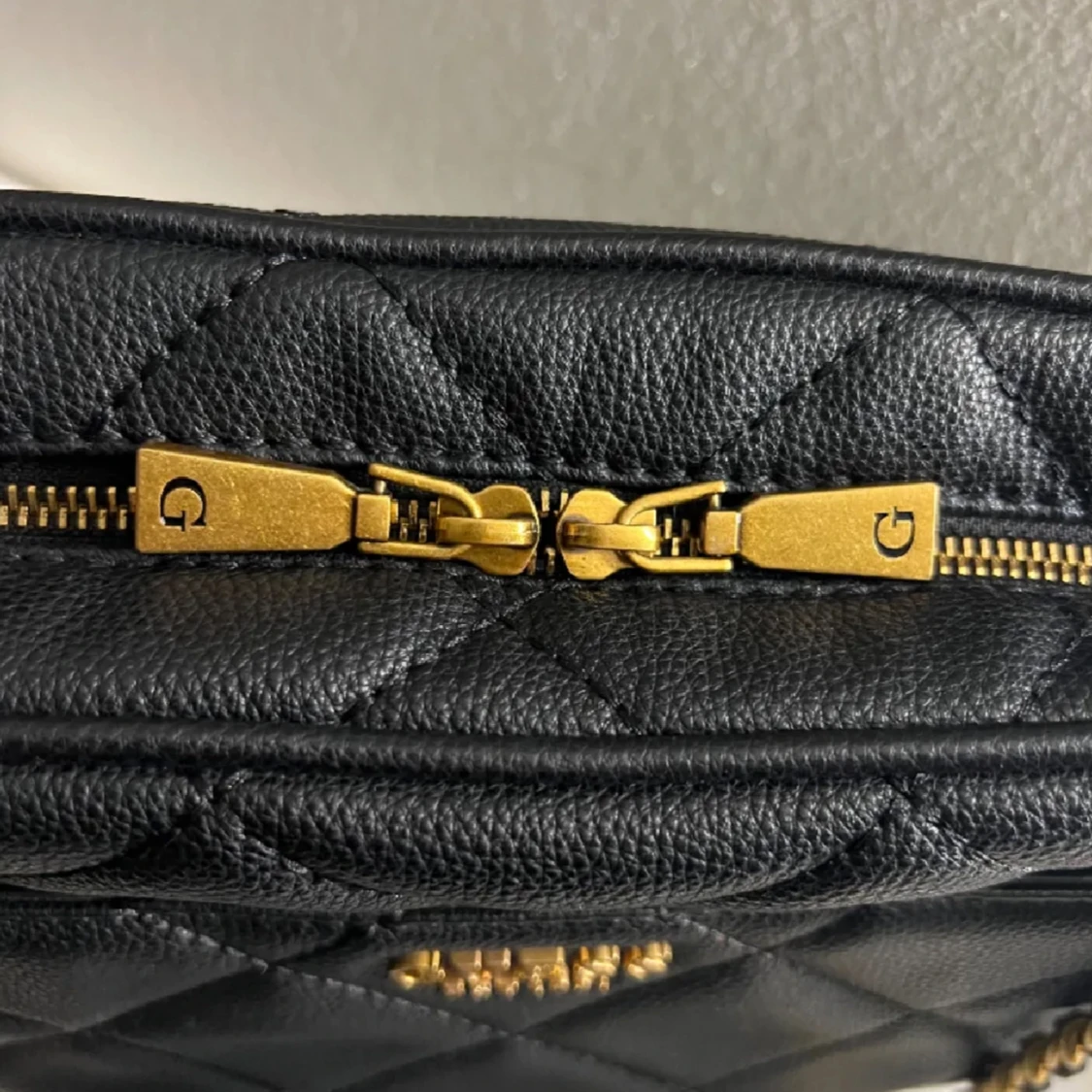 Guess handväska  - 90