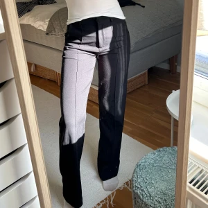 Långa svarta kostymbyxor  - Långa svarta kostymbyxor från madlady. Högmidjade och lite bredare i benen. 🫶🏼