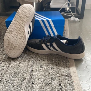 Mörkblå Adidas sko 43 1/3 - Size 43 1/3. Passar även storlek 44. Använder inte då de är för små. Har inget kvitto då ja fick de som present. Skick 8/10 pga lite smutsiga. De funkar precis som nya