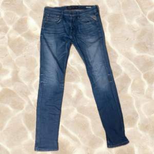 Replay Anbass jeans, säljer för en billig peng 💵 . Det är nån brun fläck vid ena benet man knappt ser. Går säkert bort i tvätten. Vid minsta lilla är det bara o skriva i pm
