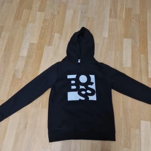 Hugoboss tröja - Helt ny tröja aldrig använd pga att jag köpte den för liten och slängde kvittot