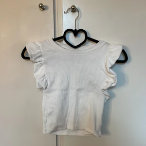 Topp från zara - Vit gullig topp från zara. Mycket fint skick!