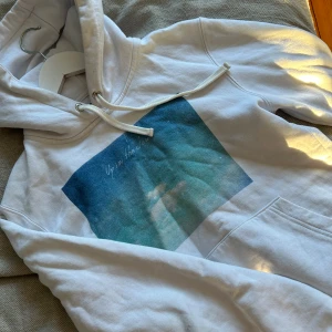 Hoodie - Vit hoodie från the cool elephant. Storlek Xs men passar S också