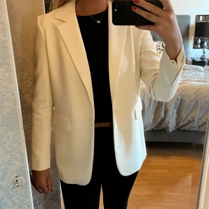 Beige kavaj - Beige kavaj från Gina Tricot i storlek S, kavajen har axelvaddar och tre knappar i armarna. Den är i fint skick och är endast använd två gånger🤍 nypris: 600kr