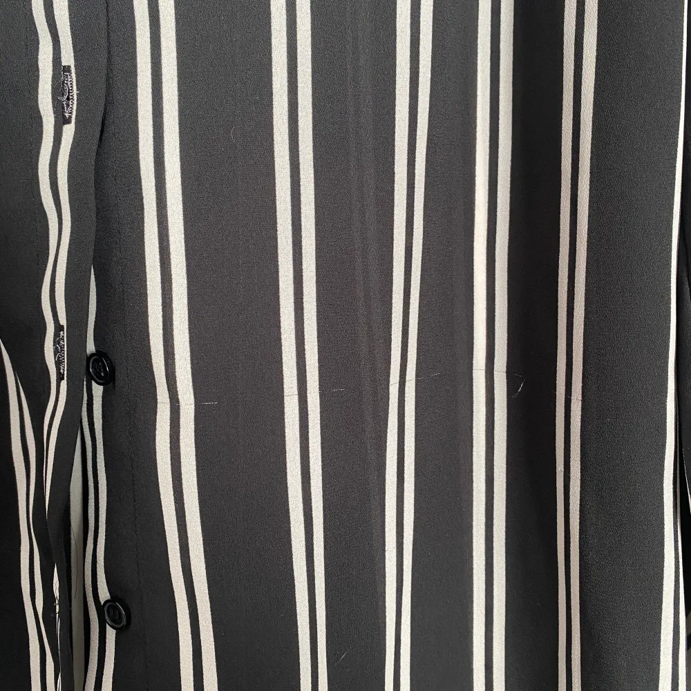 Snygg mörkblå vitrandig blus från H&M som inte passar mig längre 💙Har en ”reva” i tyget, se bild 2.. Blusar.