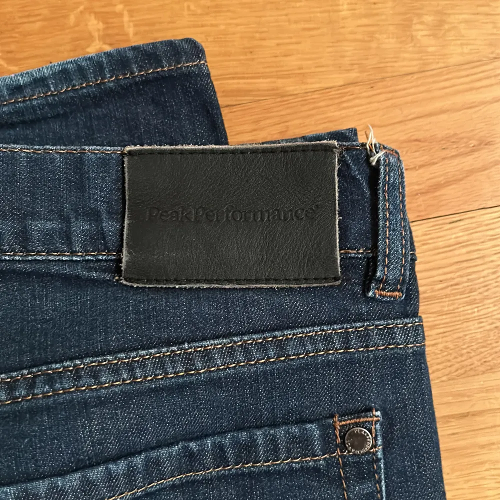 Marin Blå Jeans vid märket Peak Performance och är aldrig använda, det är size, 29/34 i kvinno storlek. Jeans & Byxor.