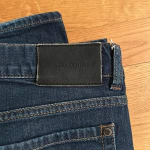 Marin Blå Jeans vid märket Peak Performance och är aldrig använda, det är size, 29/34 i kvinno storlek