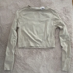 Träningstopp - Croppad långärmad topp från Lager 157. Mycket fint skick.