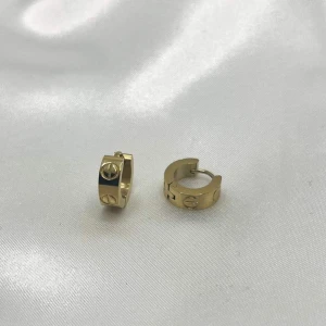 Guld örhängen  - Material: rostfritt stål samt 18 k guldpläterad