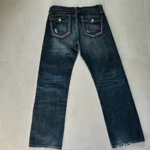 Väldigt fina och sällsynta y2k jeans. Köota på seamsvintage men de har stängt ned sin fysiska butik. Säljer då dem har blivit för små.  Längd: 100 cm  Midja tvärs över: 40cm  Benöppning: 21 cm