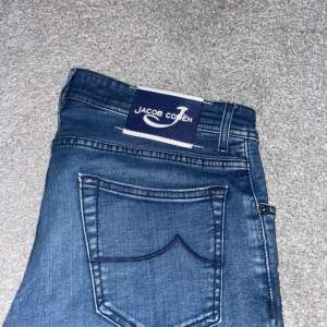 Ett par skitsnygga jacob cohen jeans i modellen 622 c. Säljer då jag aldrig använder dem längre