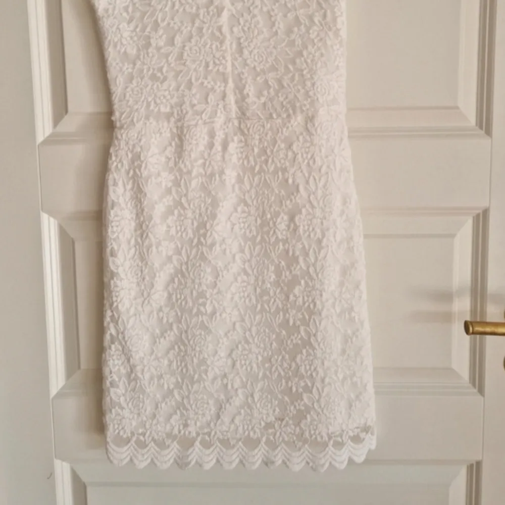 Fin vit spetsklänning perfekt till studenten😍. Klänningar.