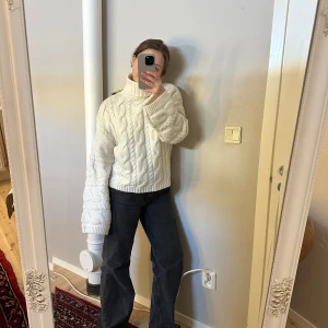 Stickad tröja  - Stickad tröja med polokrage. 