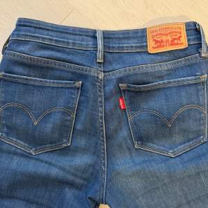 snygga Levis Low Bootcut jeans i strl 24/32. säljer då dem är snäppet för små tyvärr☺️ inga tecken på användning