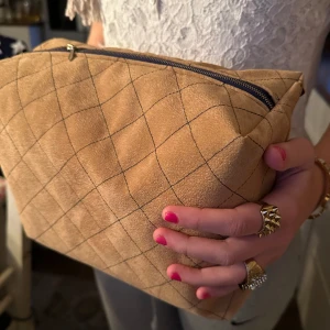 Necessär MoccaLover - Säljer denna necessär (hand made) Den är gjord av återvunna tygbitar, fuskmocca och jeans. Stor och rymlig med miljön i tanken. ( Endast Swish)