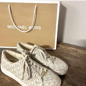 Michael kors skor - Michael kors skor som är för stora för mig därför jag säljer🥰