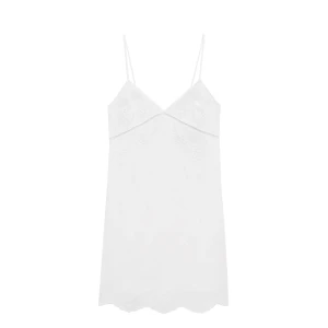Zara klänning - Säljer denna vita broderade klänning från zara. Använd bara en gång så den är som i nyskick     Fin sommarklänning som är perfekt till sommaren💕skriv privat för flera bilder. Pris kan diskuteras