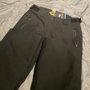 skidbyxor ziener - Helt nya skidbyxor som tyvärr inte passade mig, väldigt fina! köpta för 1500 kronor men säljer för 800, men priset kan diskuteras! ge förslag!🩷🩷