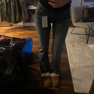 JEANS FRÅN ZARA - Oanvända jeans med prislapp på ifrån zara. Säljer pga att dom är för stora för mig och returtiden har gått ut 💗