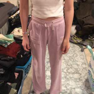 Juciy couture byxor rosa st 9/10 år säljer pga av att dom är för korta för mig sa a dom är i fint skick jag fick dom i 2022 så a