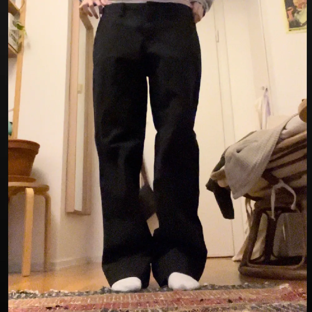 Ett par vida lågmidjade grå jeans från Tommy hilfiger. I väldigt bra skick. Strl 12. Midjemått: 44 cm. Innebenslängd: 82cm. Vidd längst ner: 25cm. Skriv om du har några frågor 💕. Jeans & Byxor.
