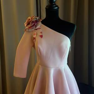 vacker balklänning som är sydd och köpt utomlands så finns ingen som denna i sverige! det finns ingen speciell storlek på klänningen men skulle säga att den passar M och uppåt!