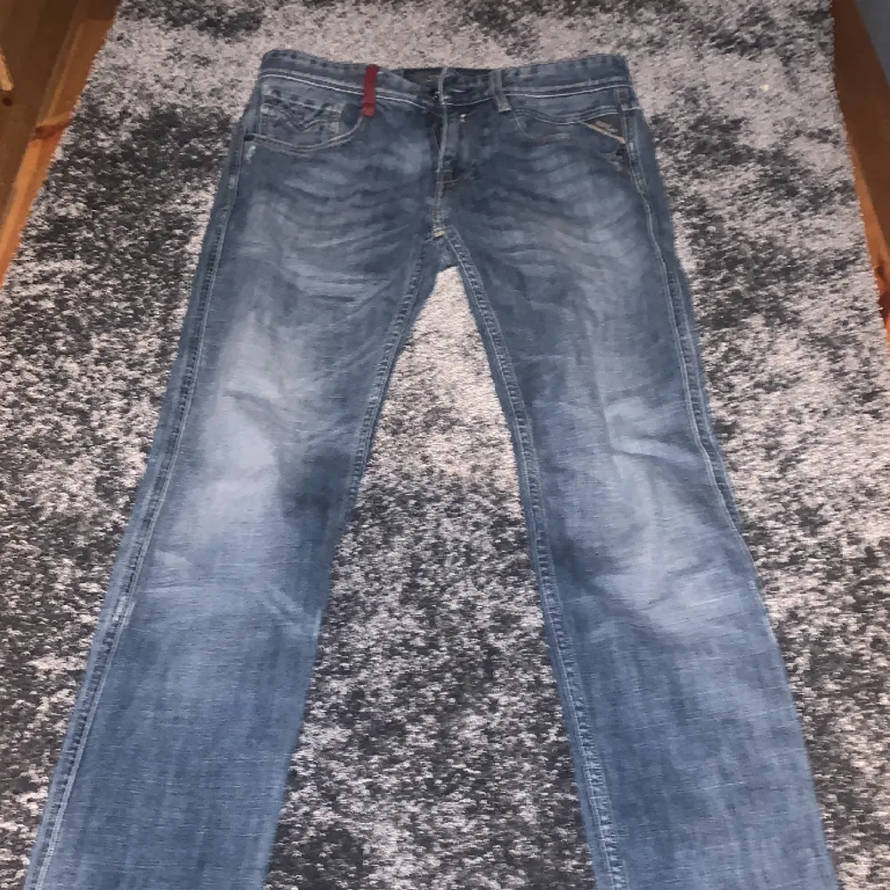 Säljer dessa feta replay anbass jeans i storleken 29/34. Dem är helt nya aldrig använda. Tveka inte att höra av dig vid minsta fundering.  Nypris:1200kr. Jeans & Byxor.