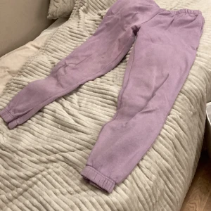 Mjukisbyxor - Ett par fina lilla mjukisbyxor från Gina 
