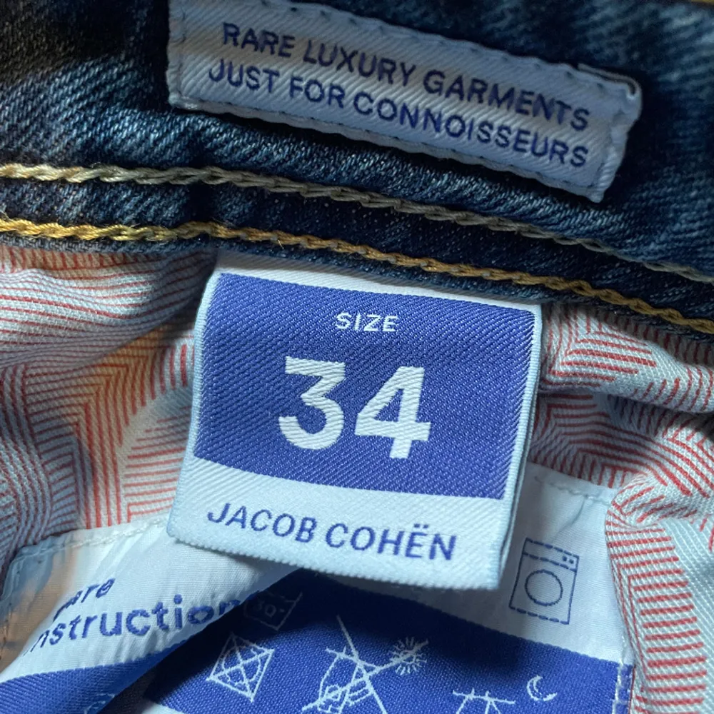 Tjena, säljer nu dessa feta Jacob Cohen Jeansen. Det är storlek 34 men dom sitter som 33. Skick 9/10. Inga defekter. Det är bara att höra av sig vid fler bilder eller funderingar!. Jeans & Byxor.
