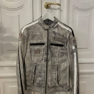 Moto jacka - Supersnygg moto jacka köpt vintage i Paris. Bra skick, använd en gång sen jag köpte