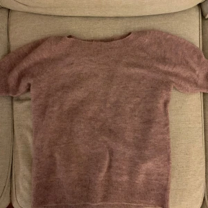 Topp - Fint skick, knappt använd. Mjuk och fin kortärmad stickad tröja från vero Moda. Jättefin men fel storlek