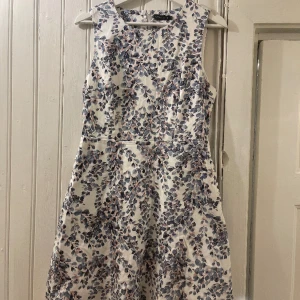 Blommig klänning  - Elegant klänning från MQ i mycket fint skick 