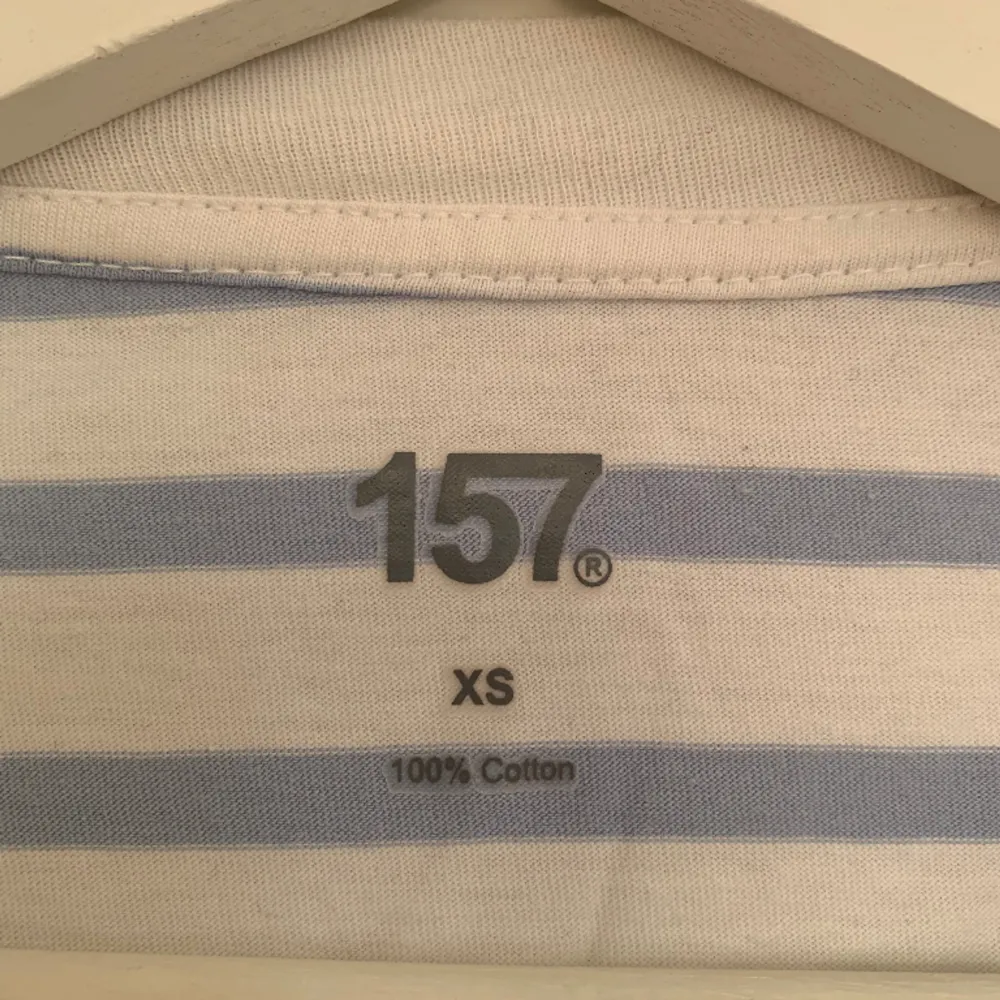 Långärmad vit tröja med blå ränder från Lager 157 i storlek XS. Har inga fläckar eller hål.. T-shirts.