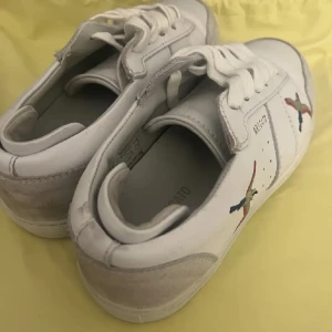 Arigato skor - Säljer mina Arigato skor, Arigato påsen hänger med, är i bra skick storlek 36 kan sälja dom för 350 däremot kan vi diskutera priset:)