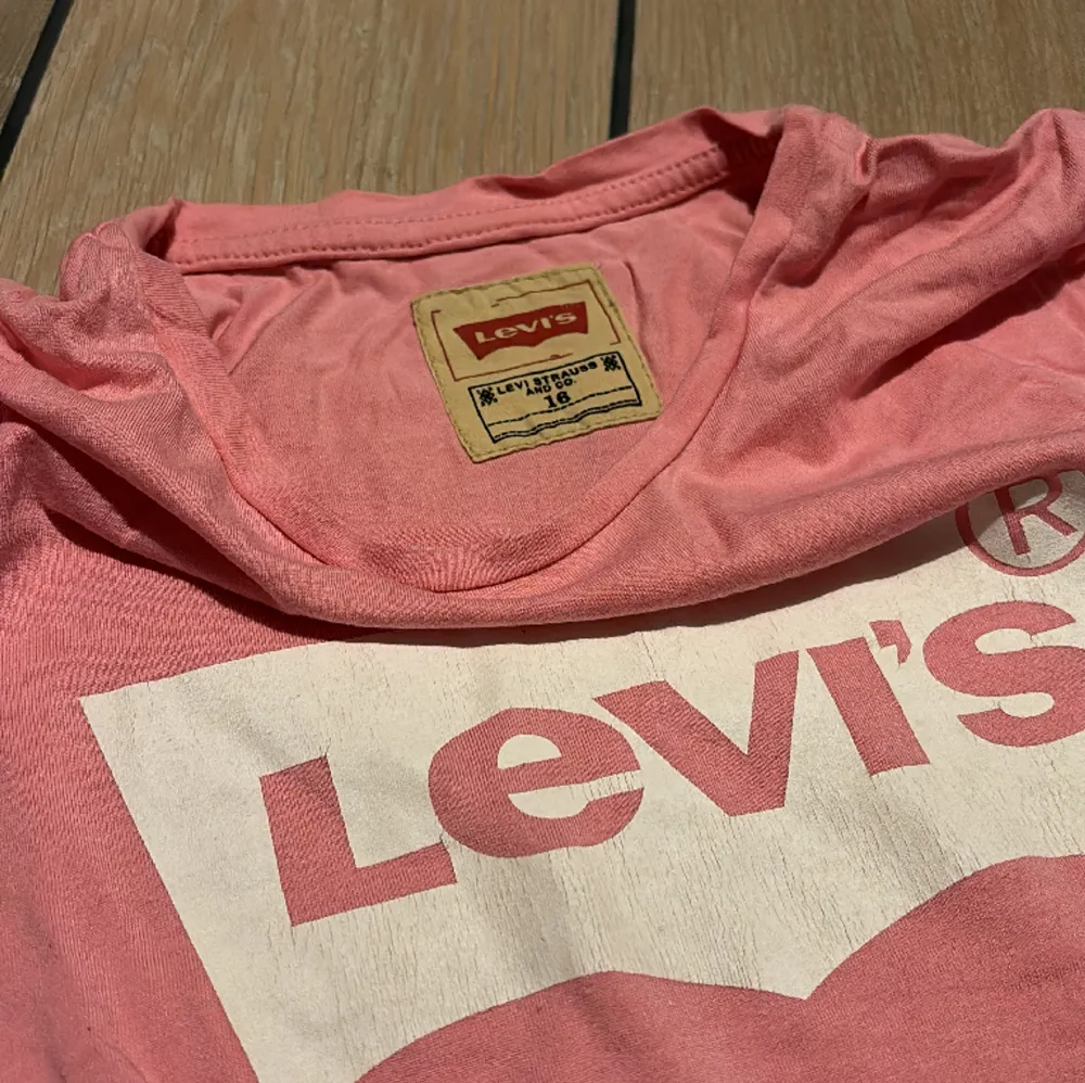 T-shirt från levi’s i använt skick. Nypris 250kr.. T-shirts.