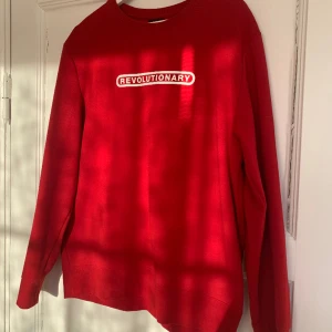 Röd collegetröja  - Röd collegetröja med tryck från H&M i storlek M. Inga fläckar eller hål, är i väldigt bra skick.