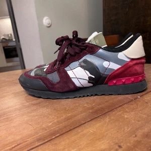 Rockrunners - Valentino rockrunners. Använda i gott skick Storlek 42 något stora i storleken. 