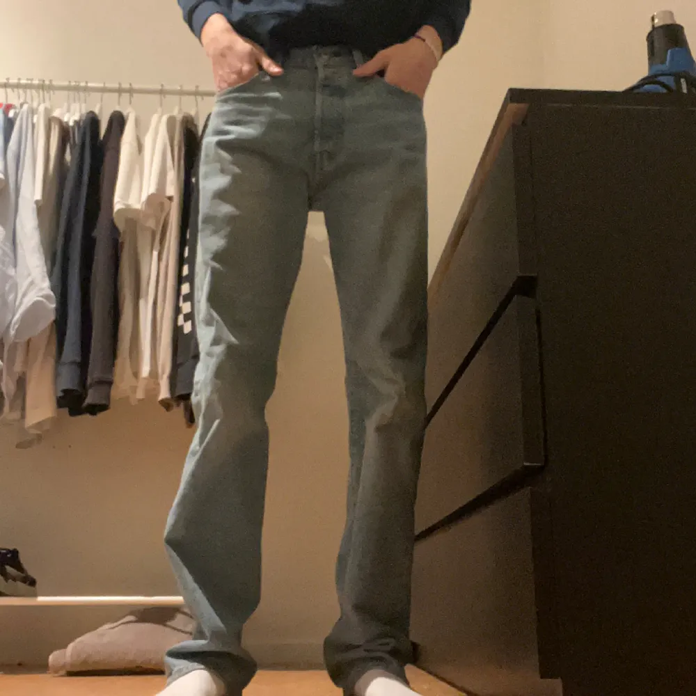 Ett par feta Levi’s 501 som inte används längre. Passformen är straight och storleken är 32/34 vilket passar bra på mig som är runt 190! Hör av er vid frågor eller funderingar! . Jeans & Byxor.