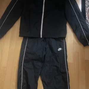 Nike tracksuit  - Den passar inte mig längre så tänkte sälja dem. Priset diskuteras. Jätte bra skick