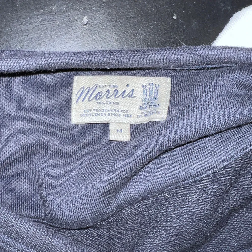Marinblå sweatshirt från Morris  I använt skick . Tröjor & Koftor.