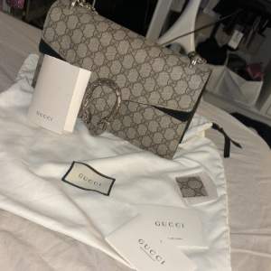 Gucci väska i väldigt bra skick, modellen säljs inte längre stor och rymlig, kvitto och dustbag medföljer  Nypris 29.200kr