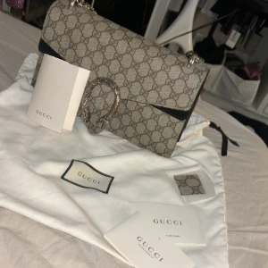 Gucci dionysus väska - Gucci väska i väldigt bra skick, modellen säljs inte längre stor och rymlig, kvitto och dustbag medföljer  Nypris 29.200kr