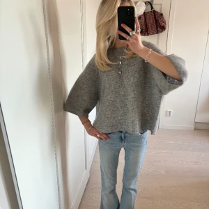 Stickad Tshirt  - Sjukt fin stickad tshirt från märket B.Copenhagen i alpackaull, helt oanvänd med prislappen kvar, nypris 600kr🥰 storlek XL men tycker den sitter riktigt snyggt oversized på mig som normalt har xs/s